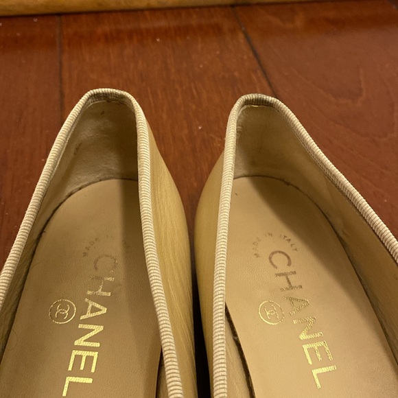 Classic cap toe Chanel flats - Picture 2 of 4